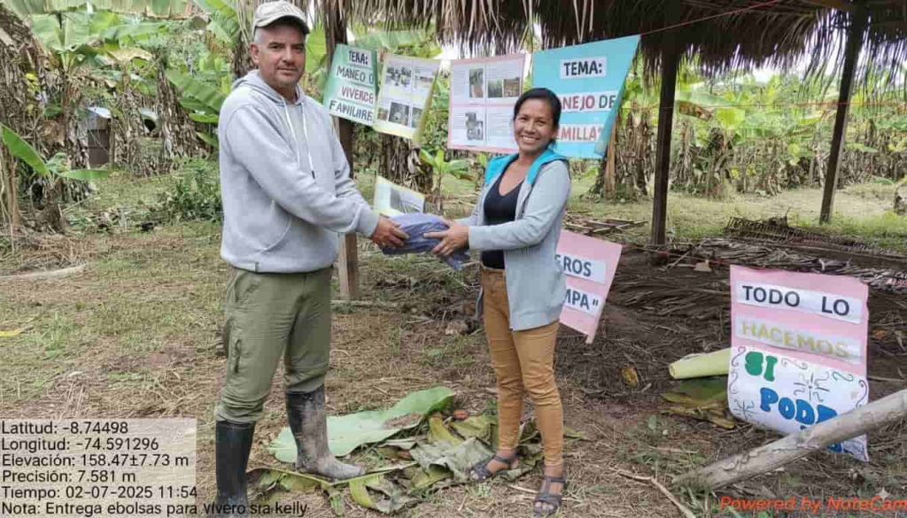 repartiendo insumos a agricultores